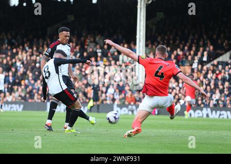 Craven Cottage, Fulham, London, Großbritannien. März 2024. Premier League Football, Fulham gegen Brighton und Hove Albion; Harry Wilson von Fulham schießt und trifft in der 21. Minute mit 1:0. Beschreibung: Action Plus Sports/Alamy Live News Stockfoto