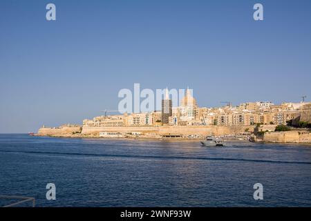 Mdina, Malta - 20. Juni 2023: St. Paul's Cathedral und Valletta von Manoel Island aus gesehen Stockfoto