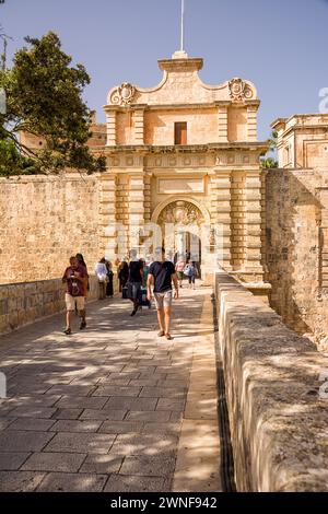 Mdina, Malta - 20. Juni 2023: Brücke und Eingang zur befestigten Stadt Mdina auf der Insel Malta Stockfoto