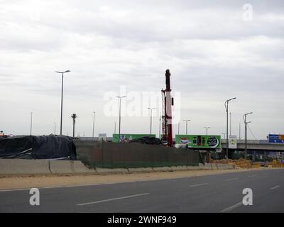 Kairo, Ägypten, 23. Februar 2024: Ein mobiler Kranwagen, der auf einer Baustelle am Autobahnring in Ägypten zum Heben schwerer Objekte bereit ist Stockfoto