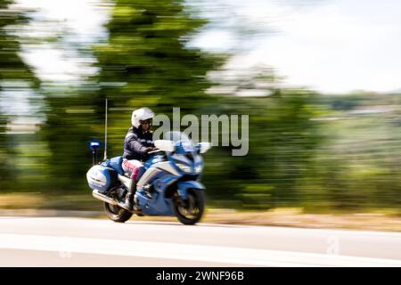 Chieti, Italien - 7. Mai 2023: Polizeimotorradrennen auf der Straße, Hintergrund durch Schwenken verschwimmt Stockfoto