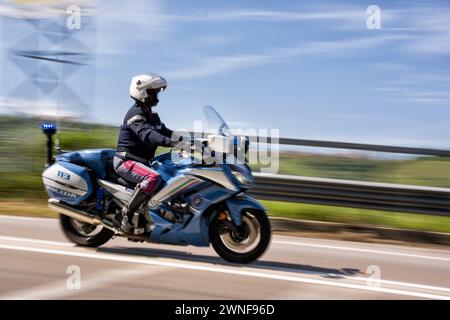 Chieti, Italien - 7. Mai 2023: Polizeimotorradrennen auf der Straße, Hintergrund durch Schwenken verschwimmt Stockfoto