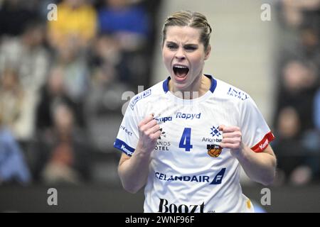 Karlskrona, Schweden. März 2024. KARLSKRONA, SCHWEDEN 20240302Islands Thorey Rosa Stefansdottir feiert nach einem Tor während des Qualifikationsspiels der Handball-Europameisterschaft der Frauen zwischen Schweden und Island in der Brinova Arena in Karlskrona, Schweden. Foto: Johan Nilsson/TT/Code 50090 Credit: TT News Agency/Alamy Live News Stockfoto