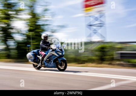 Chieti, Italien - 7. Mai 2023: Polizeimotorradrennen auf der Straße, Hintergrund durch Schwenken verschwimmt Stockfoto