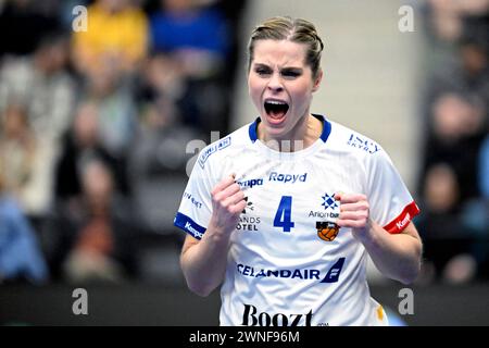 Karlskrona, Schweden. März 2024. KARLSKRONA, SCHWEDEN 20240302Islands Thorey Rosa Stefansdottir feiert nach einem Tor während des Qualifikationsspiels der Handball-Europameisterschaft der Frauen zwischen Schweden und Island in der Brinova Arena in Karlskrona, Schweden. Foto: Johan Nilsson/TT/Code 50090 Credit: TT News Agency/Alamy Live News Stockfoto