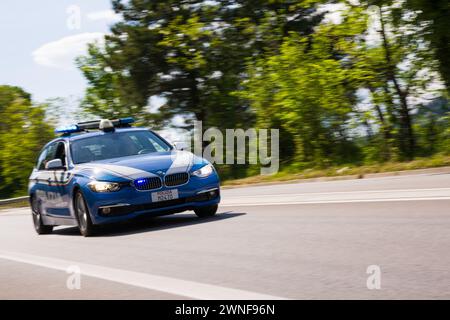 Chieti, Italien - 7. Mai 2023: Polizeiauto fährt auf der Straße, Hintergrund durch Schwenken verschwimmt Stockfoto