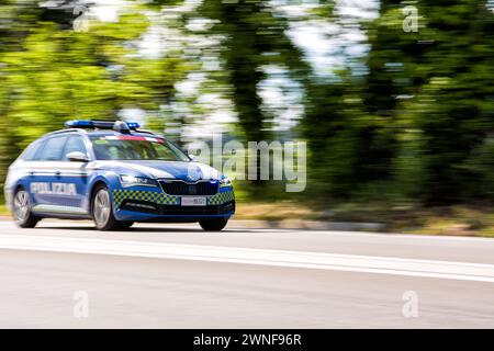 Chieti, Italien - 7. Mai 2023: Polizeiauto fährt auf der Straße, Hintergrund durch Schwenken verschwimmt Stockfoto