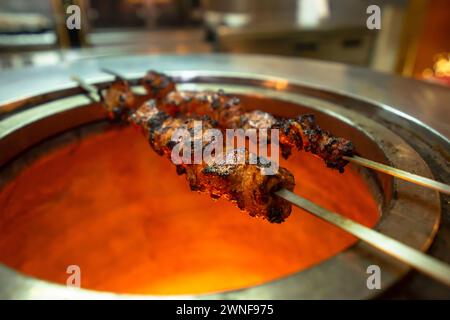 Chicken Tikka auf Tandoor mit Masala Stockfoto