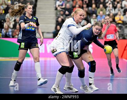 Karlskrona, Schweden. März 2024. KARLSKRONA, SCHWEDEN 20240302die Isländische Sunna Jonsdottir stoppt die schwedische Elin Hansson während des Qualifikationsspiels der Handball-Europameisterschaft der Frauen zwischen Schweden und Island in der Brinova Arena in Karlskrona, Schweden. Foto: Johan Nilsson/TT/Code 50090 Credit: TT News Agency/Alamy Live News Stockfoto