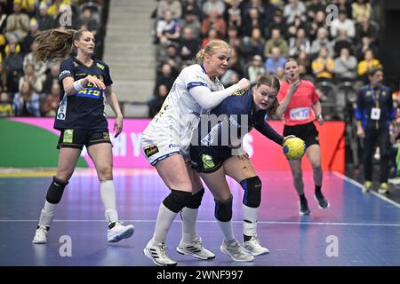 Karlskrona, Schweden. März 2024. KARLSKRONA, SCHWEDEN 20240302die Isländische Sunna Jonsdottir stoppt die schwedische Elin Hansson während des Qualifikationsspiels der Handball-Europameisterschaft der Frauen zwischen Schweden und Island in der Brinova Arena in Karlskrona, Schweden. Foto: Johan Nilsson/TT/Code 50090 Credit: TT News Agency/Alamy Live News Stockfoto