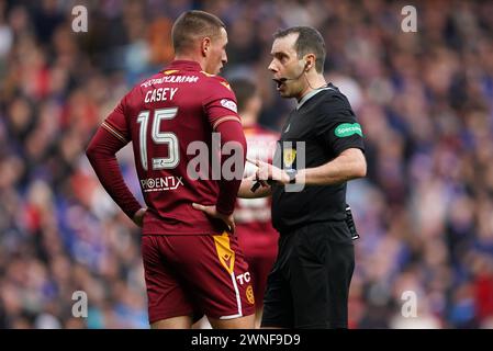 Schiedsrichter Alan Muir (rechts) spricht Dan Casey von Motherwell während des Cinch Premiership-Spiels im Ibrox Stadium, Rangers. Bilddatum: Samstag, 2. März 2024. Stockfoto