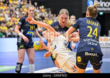 Karlskrona, Schweden. März 2024. KARLSKRONA, SCHWEDEN 20240302Schweden Kristin Thorleifsdóttir, Nina Dano und Nathalie Hagman sowie Isländer Elín Klara Thorkelsdottir während des Qualifikationsspiels der Handball-Europameisterschaft zwischen Schweden und Island in der Brinova Arena in Karlskrona, Schweden. Foto: Johan Nilsson/TT/Code 50090 Credit: TT News Agency/Alamy Live News Stockfoto