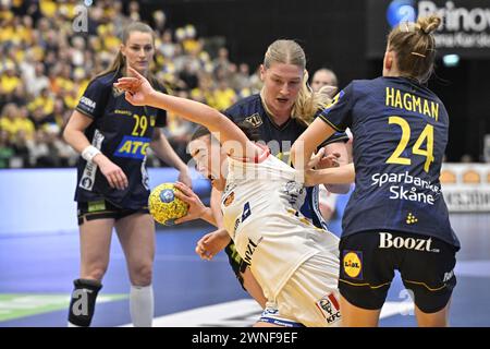 Karlskrona, Schweden. März 2024. KARLSKRONA, SCHWEDEN 20240302Schweden Kristin Thorleifsdóttir, Nina Dano und Nathalie Hagman sowie Isländer Elín Klara Thorkelsdottir während des Qualifikationsspiels der Handball-Europameisterschaft zwischen Schweden und Island in der Brinova Arena in Karlskrona, Schweden. Foto: Johan Nilsson/TT/Code 50090 Credit: TT News Agency/Alamy Live News Stockfoto