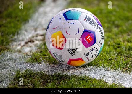 Berlin, Deutschland. März 2024. Fußball: Bundesliga, 1. FC Union Berlin - Borussia Dortmund, Spieltag 24, an der Alten Försterei. Ein Fußball liegt bereit auf einer harten Schulter. Hinweis: Andreas Gora/dpa – WICHTIGER HINWEIS: gemäß den Vorschriften der DFL Deutscher Fußball-Liga und des DFB Deutscher Fußball-Bundes ist es verboten, im Stadion und/oder des Spiels aufgenommene Fotografien in Form von sequenziellen Bildern und/oder videoähnlichen Fotoserien zu verwenden oder zu nutzen./dpa/Alamy Live News Stockfoto