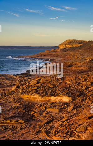 Die wilde Sandsteinküste in der Nähe von Mushroom Rock, Kalbarri National Park, Western Australia. Der rote Sandstein leuchtet bei Sonnenuntergang auf Stockfoto