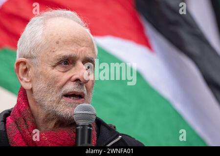 Manchester, Großbritannien. März 2024. Redner von Manchester Jewish Action for Palestine. Palästinensische Gaza-Proteste im Stadtzentrum von Manchester, beginnend am Petersplatz. Demonstranten marschierten durch das Stadtzentrum, überwacht von der Polizei. Demonstranten hielten an der Barclays Bank an, die eine Meldung über eine vorübergehende Schließung an ihren Türen hatte. Die Demonstranten skandierten, dass die Barclays Bank in Bezug auf den aktuellen Konflikt „Blut an den Händen“ habe. Mehrere Demonstranten trugen Mehl mit roter Farbe, um auf den jüngsten Tod von Menschen hinzuweisen, die Nahrungsmittelhilfe erhielten. Der marsch hielt Straßenbahnen und Verkehr auf, während Tausende friedlich marschierten Stockfoto