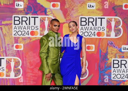 Layton Williams (links) und Harriet Rose nahmen an den Brit Awards 2024 in der O2 Arena in London Teil. Bilddatum: Samstag, 2. März 2024. Stockfoto