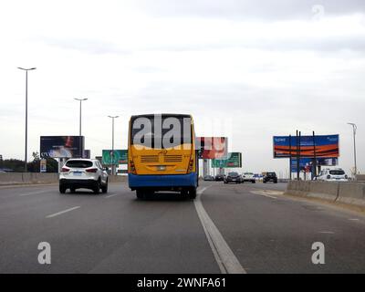 Kairo, Ägypten, 23. Februar 2024: Ein ägyptischer Bus mit öffentlichen Verkehrsmitteln auf einer Autobahn, ein öffentlicher Personenverkehr auf einer Ebene, der Passagierverkehr CTA CA Stockfoto