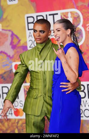 Layton Williams (links) und Harriet Rose nahmen an den Brit Awards 2024 in der O2 Arena in London Teil. Bilddatum: Samstag, 2. März 2024. Stockfoto