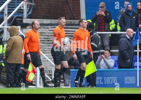 Birmingham, Großbritannien. März 2024. Der Schiedsrichter James Bell und seine Assistenten führen die Teams beim EFL Sky Bet Championship Spiel zwischen Birmingham City und Southampton in St Andrews, Birmingham, England am 2. März 2024 aus. Foto von Stuart Leggett. Nur redaktionelle Verwendung, Lizenz für kommerzielle Nutzung erforderlich. Keine Verwendung bei Wetten, Spielen oder Publikationen eines einzelnen Clubs/einer Liga/eines Spielers. Quelle: UK Sports Pics Ltd/Alamy Live News Stockfoto