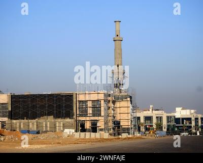 Kairo, Ägypten, 16. Dezember 2023: Baustelle einer neuen Moschee mit einer Stahlkonstruktion der Kuppel und Gerüste entlang des Minaretts des Masj Stockfoto