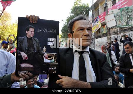 Hyderabad, Pakistan. März 2024. Führer und Mitglieder von Tehreek-e-Insaf (PTI) demonstrieren gegen angebliche Manipulationen bei den Parlamentswahlen 2024, die am Samstag, den 2. März 2024, im Pressesaal von Hyderabad stattfanden. Quelle: Pakistan Press International (PPI)/Alamy Live News Stockfoto