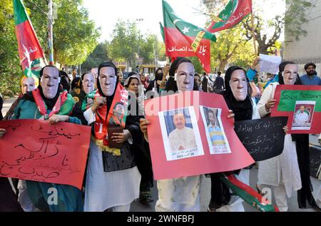 Hyderabad, Pakistan. März 2024. Führer und Mitglieder von Tehreek-e-Insaf (PTI) demonstrieren gegen angebliche Manipulationen bei den Parlamentswahlen 2024, die am Samstag, den 2. März 2024, im Pressesaal von Hyderabad stattfanden. Quelle: Pakistan Press International (PPI)/Alamy Live News Stockfoto