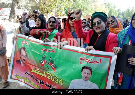 Hyderabad, Pakistan. März 2024. Führer und Mitglieder von Tehreek-e-Insaf (PTI) demonstrieren gegen angebliche Manipulationen bei den Parlamentswahlen 2024, die am Samstag, den 2. März 2024, im Pressesaal von Hyderabad stattfanden. Quelle: Pakistan Press International (PPI)/Alamy Live News Stockfoto