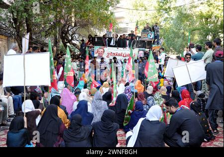 Hyderabad, Pakistan. März 2024. Führer und Mitglieder von Tehreek-e-Insaf (PTI) demonstrieren gegen angebliche Manipulationen bei den Parlamentswahlen 2024, die am Samstag, den 2. März 2024, im Pressesaal von Hyderabad stattfanden. Quelle: Pakistan Press International (PPI)/Alamy Live News Stockfoto