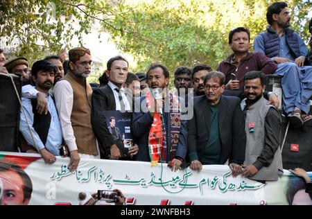 Hyderabad, Pakistan. März 2024. Führer und Mitglieder von Tehreek-e-Insaf (PTI) demonstrieren gegen angebliche Manipulationen bei den Parlamentswahlen 2024, die am Samstag, den 2. März 2024, im Pressesaal von Hyderabad stattfanden. Quelle: Pakistan Press International (PPI)/Alamy Live News Stockfoto