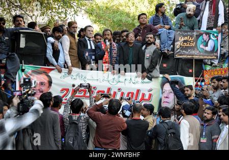 Hyderabad, Pakistan. März 2024. Führer und Mitglieder von Tehreek-e-Insaf (PTI) demonstrieren gegen angebliche Manipulationen bei den Parlamentswahlen 2024, die am Samstag, den 2. März 2024, im Pressesaal von Hyderabad stattfanden. Quelle: Pakistan Press International (PPI)/Alamy Live News Stockfoto