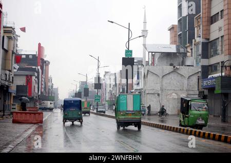 Hyderabad, Pakistan. März 2024. Pendler fahren bei starkem Regen im Winter an der Saddar Road in Peshawar am Samstag, den 2. März 2024. Quelle: Pakistan Press International (PPI)/Alamy Live News Stockfoto