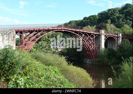 Die weltweit erste Eisenbrücke in Ironbridge, Coalbrookdale Shropshire, Großbritannien Stockfoto