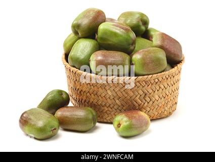 Mini-Kiwi-Babyfrucht (actinidia arguta) auf weißem Hintergrund Stockfoto