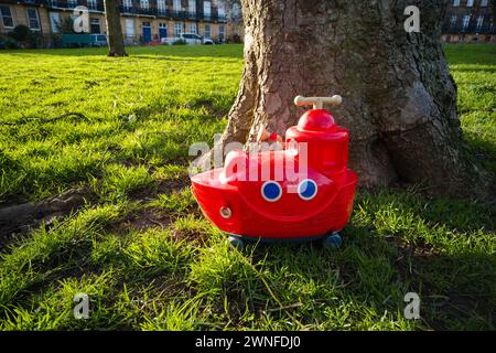 Kinder fahren auf Spielzeug, das in einem Park in Scarborough liegt Stockfoto