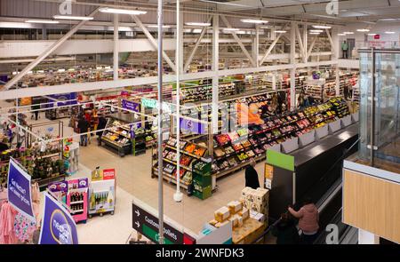 Viel los in Sainsburys Supermarkt in Scarborough Stockfoto