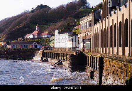 Uhrencafé und Strandhütten in der Nähe des Spa in Scarborough bei Flut Stockfoto