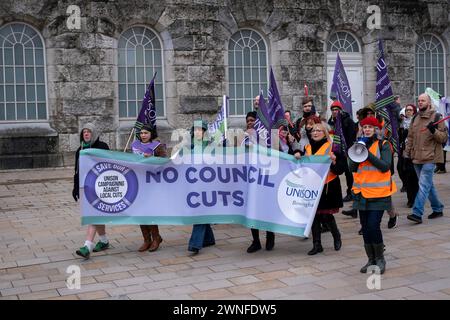 Treten Sie für eine Demonstration des öffentlichen Dienstes gegen Kürzungen des Stadtrates von Birmingham am 2. März 2024 in Birmingham, Großbritannien, ein. Der Protest ruft Einwohner, Arbeiter und Gewerkschaften in der ganzen Stadt auf, sich gegen verheerende Kürzungen des rates zu versammeln, die derzeit etwa 376 Millionen Pfund für Dienstleistungen betragen, die wahrscheinlich große Auswirkungen auf die Bewohner haben werden. Zu den Bereichen, in denen Kürzungen vorgenommen werden sollen, gehören Jugenddienste, Verkehr, Müllsammlungen, Bibliotheken und Kunstorganisationen. Der arbeitsrat hat seit langem finanzielle Probleme aufgrund gleicher Lohnausgleichsansprüche, wo wir Frauen sind Stockfoto