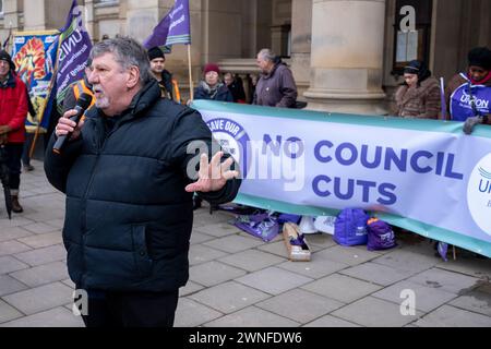 Der englische Historiker, Schriftsteller und Rundfunksender Carl Chinn spricht am 2. März 2024 in Birmingham, Großbritannien, bei der Demonstration Stand Up for Public Services gegen Kürzungen des Stadtrates von Birmingham. Der Protest ruft Einwohner, Arbeiter und Gewerkschaften in der ganzen Stadt auf, sich gegen verheerende Kürzungen des rates zu versammeln, die derzeit etwa 376 Millionen Pfund für Dienstleistungen betragen, die wahrscheinlich große Auswirkungen auf die Bewohner haben werden. Zu den Bereichen, in denen Kürzungen vorgenommen werden sollen, gehören Jugenddienste, Verkehr, Müllsammlungen, Bibliotheken und Kunstorganisationen. Der rat der Arbeitskräfte hat seit langem eine f Stockfoto