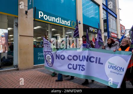 Treten Sie für eine Demonstration des öffentlichen Dienstes gegen Kürzungen des Stadtrates von Birmingham am 2. März 2024 in Birmingham, Großbritannien, ein. Der Protest ruft Einwohner, Arbeiter und Gewerkschaften in der ganzen Stadt auf, sich gegen verheerende Kürzungen des rates zu versammeln, die derzeit etwa 376 Millionen Pfund für Dienstleistungen betragen, die wahrscheinlich große Auswirkungen auf die Bewohner haben werden. Zu den Bereichen, in denen Kürzungen vorgenommen werden sollen, gehören Jugenddienste, Verkehr, Müllsammlungen, Bibliotheken und Kunstorganisationen. Der arbeitsrat hat seit langem finanzielle Probleme aufgrund gleicher Lohnausgleichsansprüche, wo wir Frauen sind Stockfoto