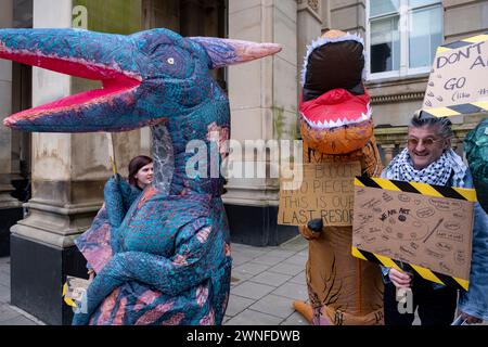 Demonstranten verkleideten sich als Dinosaurier gegen Schnitte in den Künsten mit dem lokalen Dichter Spoz bei der Demonstration Stand Up for Public Services gegen Kürzungen des Stadtrates von Birmingham am 2. März 2024 in Birmingham, Großbritannien. Der Protest ruft Einwohner, Arbeiter und Gewerkschaften in der ganzen Stadt auf, sich gegen verheerende Kürzungen des rates zu versammeln, die derzeit etwa 376 Millionen Pfund für Dienstleistungen betragen, die wahrscheinlich große Auswirkungen auf die Bewohner haben werden. Zu den Bereichen, in denen Kürzungen vorgenommen werden sollen, gehören Jugenddienste, Verkehr, Müllsammlungen, Bibliotheken und Kunstorganisationen. Der von der Labour-Partei betriebene rat ha Stockfoto