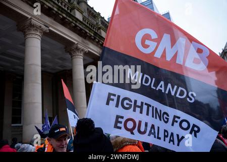 Treten Sie für eine Demonstration des öffentlichen Dienstes gegen Kürzungen des Stadtrates von Birmingham am 2. März 2024 in Birmingham, Großbritannien, ein. Der Protest ruft Einwohner, Arbeiter und Gewerkschaften in der ganzen Stadt auf, sich gegen verheerende Kürzungen des rates zu versammeln, die derzeit etwa 376 Millionen Pfund für Dienstleistungen betragen, die wahrscheinlich große Auswirkungen auf die Bewohner haben werden. Zu den Bereichen, in denen Kürzungen vorgenommen werden sollen, gehören Jugenddienste, Verkehr, Müllsammlungen, Bibliotheken und Kunstorganisationen. Der arbeitsrat hat seit langem finanzielle Probleme aufgrund gleicher Lohnausgleichsansprüche, wo wir Frauen sind Stockfoto