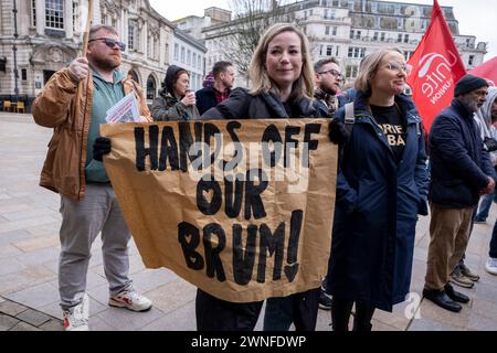 Treten Sie für eine Demonstration des öffentlichen Dienstes gegen Kürzungen des Stadtrates von Birmingham am 2. März 2024 in Birmingham, Großbritannien, ein. Der Protest ruft Einwohner, Arbeiter und Gewerkschaften in der ganzen Stadt auf, sich gegen verheerende Kürzungen des rates zu versammeln, die derzeit etwa 376 Millionen Pfund für Dienstleistungen betragen, die wahrscheinlich große Auswirkungen auf die Bewohner haben werden. Zu den Bereichen, in denen Kürzungen vorgenommen werden sollen, gehören Jugenddienste, Verkehr, Müllsammlungen, Bibliotheken und Kunstorganisationen. Der arbeitsrat hat seit langem finanzielle Probleme aufgrund gleicher Lohnausgleichsansprüche, wo wir Frauen sind Stockfoto