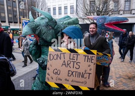 Demonstranten verkleideten sich als Dinosaurier gegen Schnitte an den Künsten bei der Demonstration Stand Up for Public Services gegen Kürzungen des Stadtrates von Birmingham am 2. März 2024 in Birmingham, Großbritannien. Der Protest ruft Einwohner, Arbeiter und Gewerkschaften in der ganzen Stadt auf, sich gegen verheerende Kürzungen des rates zu versammeln, die derzeit etwa 376 Millionen Pfund für Dienstleistungen betragen, die wahrscheinlich große Auswirkungen auf die Bewohner haben werden. Zu den Bereichen, in denen Kürzungen vorgenommen werden sollen, gehören Jugenddienste, Verkehr, Müllsammlungen, Bibliotheken und Kunstorganisationen. Der rat der Arbeitskräfte hat seit langem eine f Stockfoto