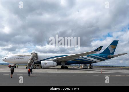 Kilimandscharo, Tansania, 30. Oktober 2023. Flugzeug der Oman Air-Gesellschaft am Flughafen Kilimandscharo Stockfoto