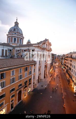 Rom, Italien - 05. Mai 2016 - Blick von oben auf die Via del Corso in der Abenddämmerung und links auf die Basilika di Santi Ambrogio und Carlo al Corso in Rom, Italien Stockfoto