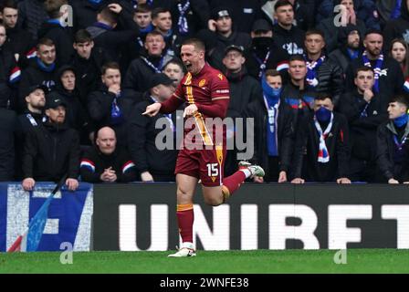 Dan Casey von Motherwell feiert das zweite Tor ihrer Mannschaft während des Cinch Premiership Matches im Ibrox Stadium, Rangers. Bilddatum: Samstag, 2. März 2024. Stockfoto