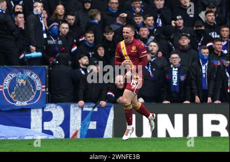 Dan Casey von Motherwell feiert das zweite Tor ihrer Mannschaft während des Cinch Premiership Matches im Ibrox Stadium, Rangers. Bilddatum: Samstag, 2. März 2024. Stockfoto