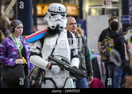 London, Großbritannien. März 2024. Besucher in ihren Kostümen - ein Sturmtruppen mischt sich mit den Menschenmassen. Cosplayer, kostümierte Fans von Anime, Spielen, Comics, Film- und fernsehsendungen besuchen die Comic Con Spring im Olympia London, der ersten Comic-Convention der Saison. Quelle: Imageplotter/Alamy Live News Stockfoto