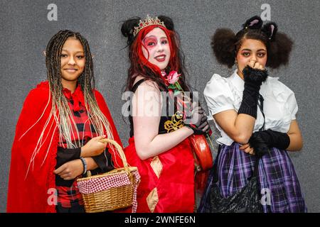 London, Großbritannien. März 2024. Besucher in ihren Kostümen. Cosplayer, kostümierte Fans von Anime, Spielen, Comics, Film- und fernsehsendungen besuchen die Comic Con Spring im Olympia London, der ersten Comic-Convention der Saison. Quelle: Imageplotter/Alamy Live News Stockfoto